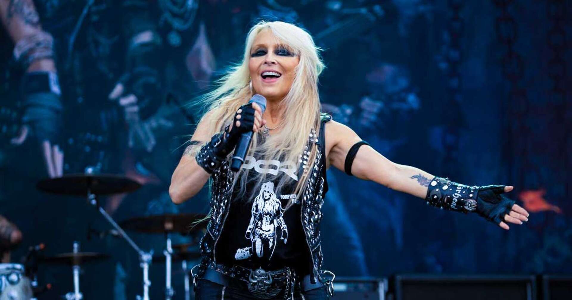 Doro mit einem Mikrofon in der Hand bei einer Live-Show