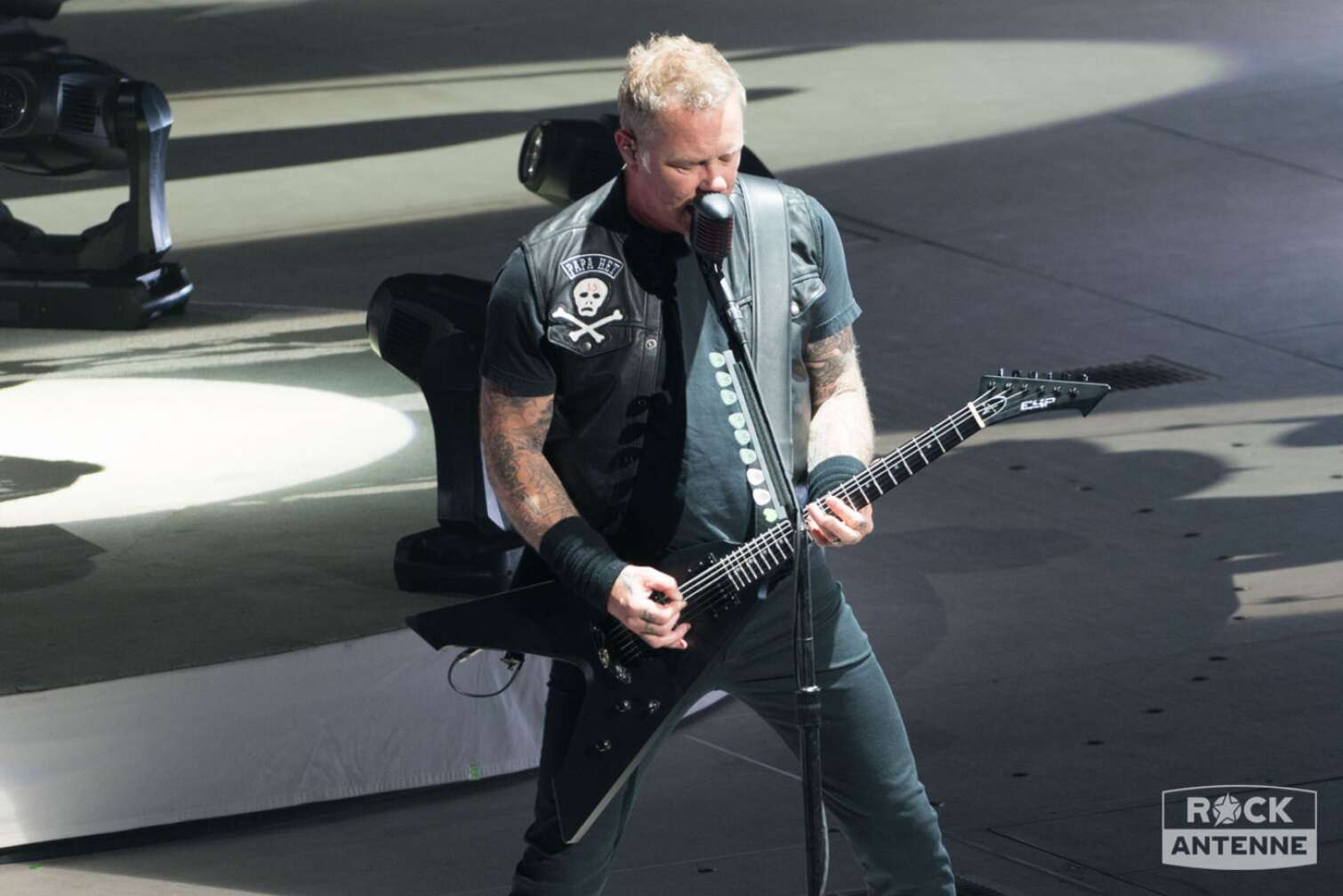 James Hetfield spielt Gitarre bei einer Live-Show