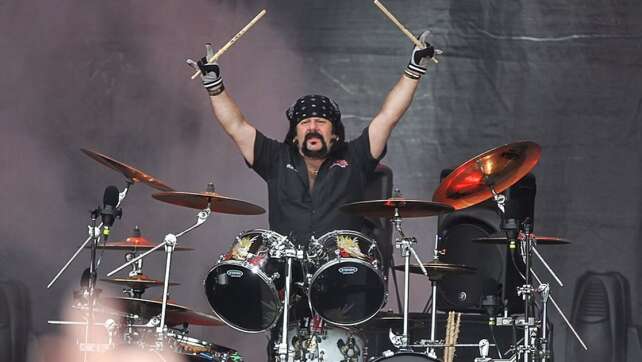 Nach Fan-Leak: Pantera veröffentlichen Foto von Vinnie Pauls Grabstein