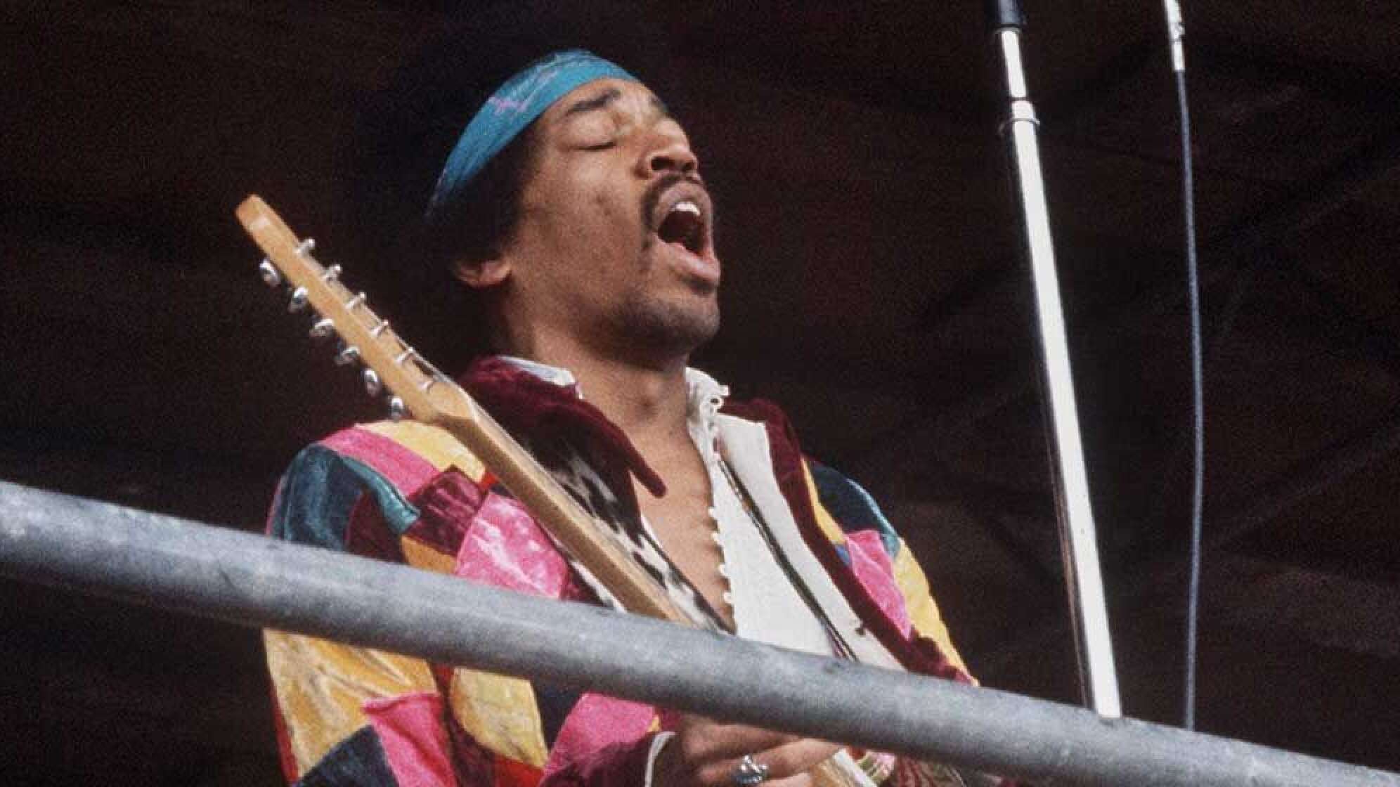 Jimi Hendrix mit einer Gitarre
