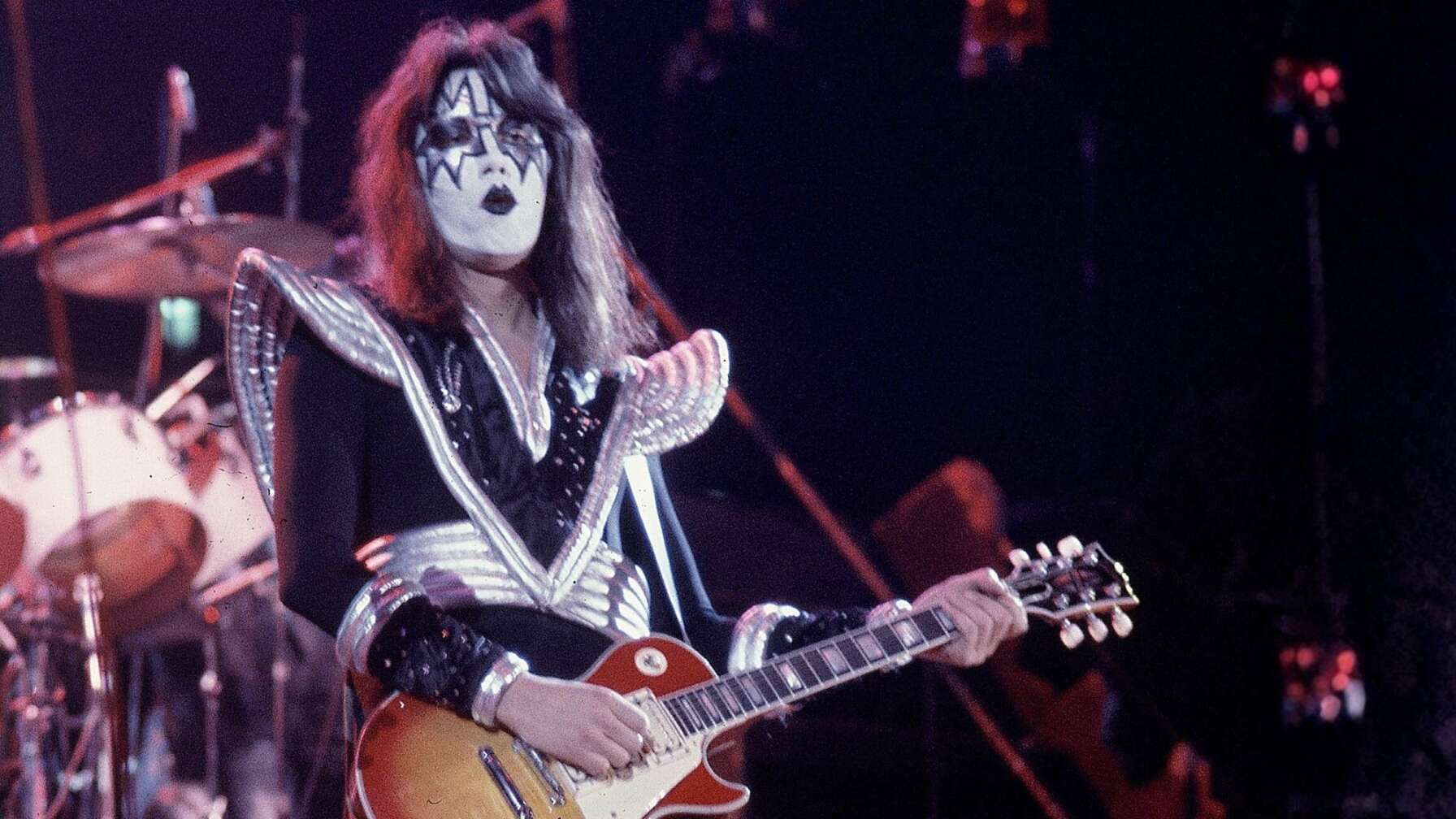 16.02.1977, USA, Hartford: Ace Frehley, Lead-Gitarrist der Hard-Rock-Glam-Band KISS, spielt mit einer Les Paul-Gitarre während eines Konzerts im Civic Center.