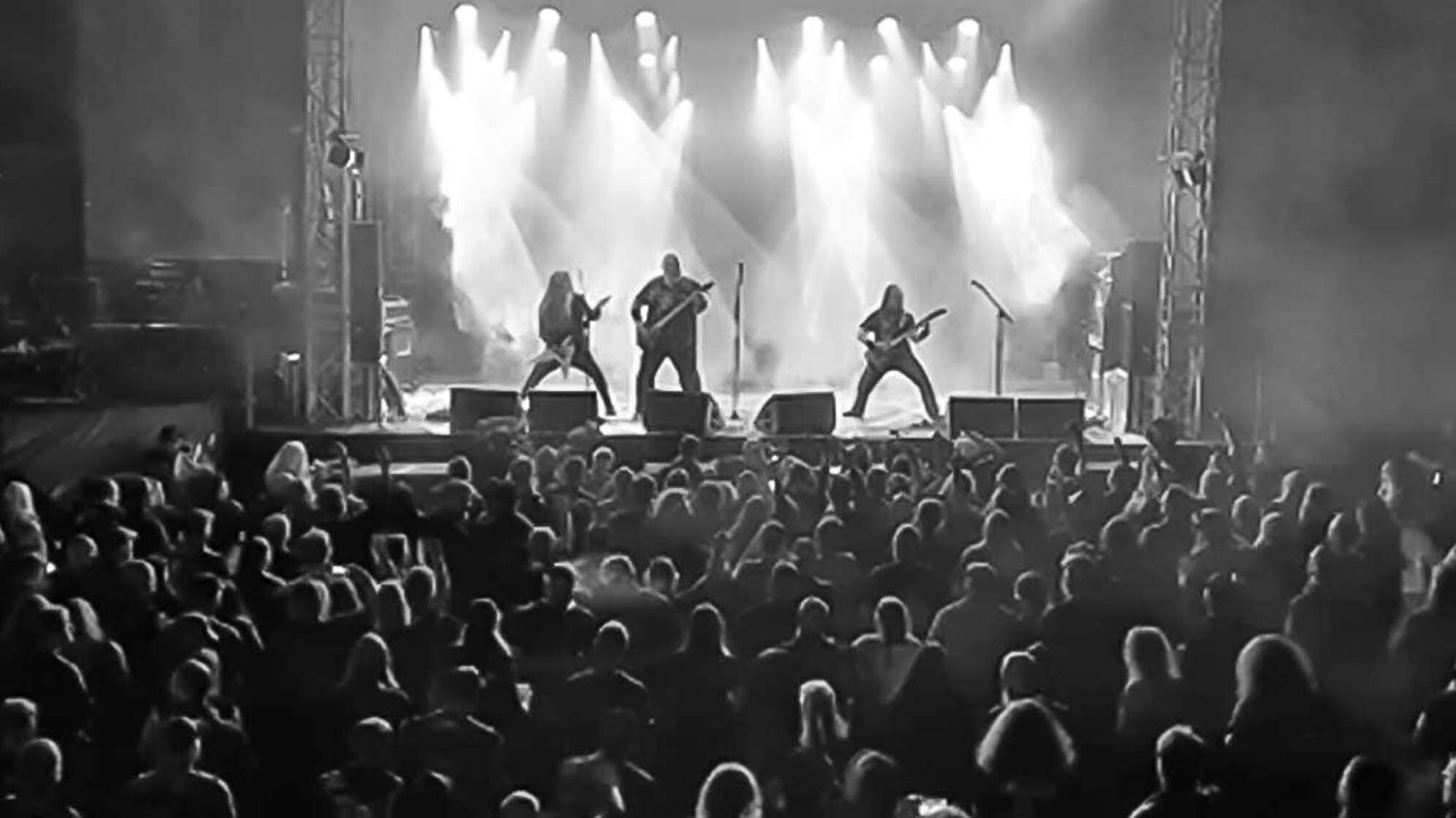 Bild von der Bühne des MOA-Festivals mit Zuschauern und einer Band