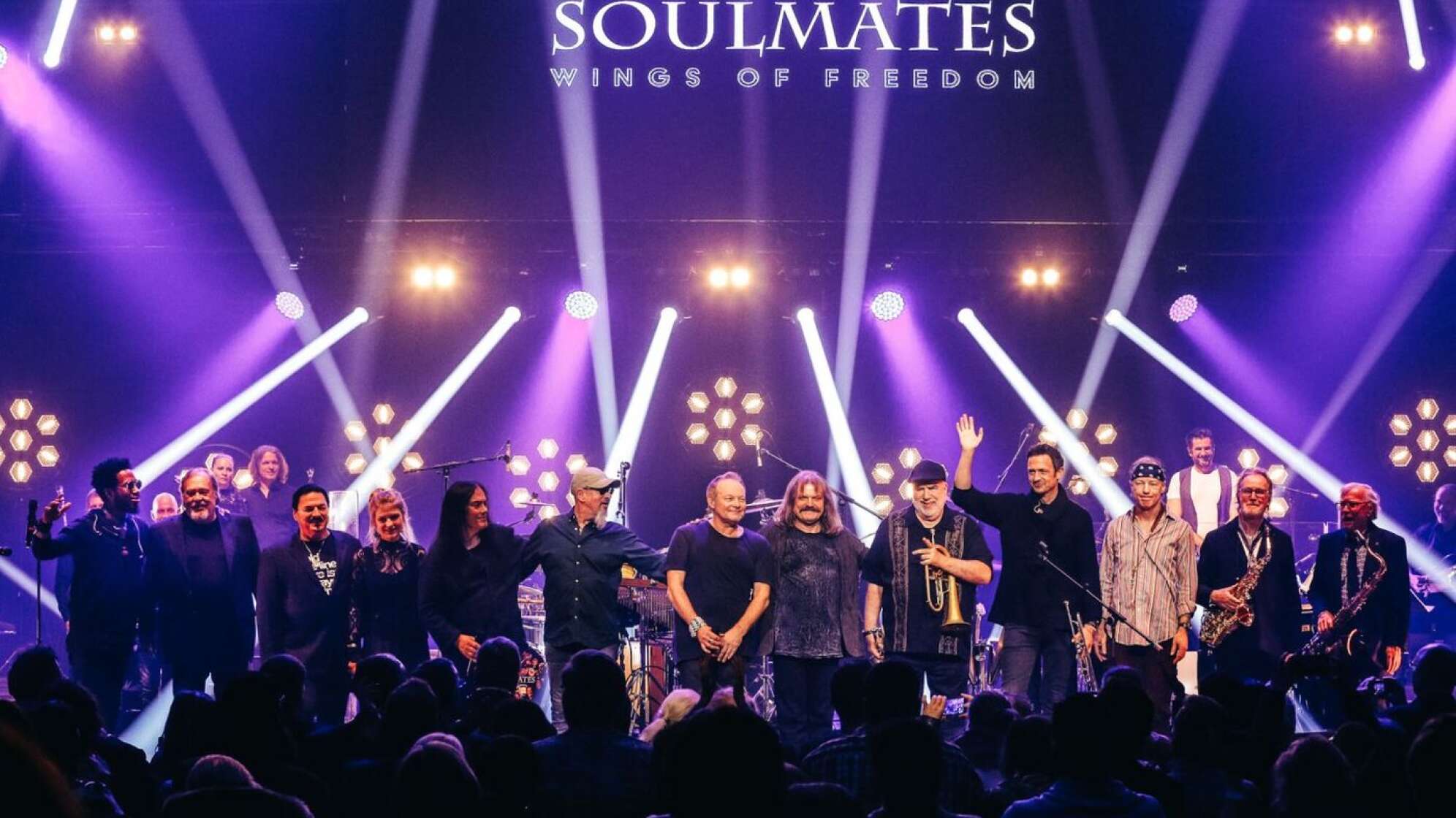 Die Mandoki Soulmates sind auf der Bühne.
