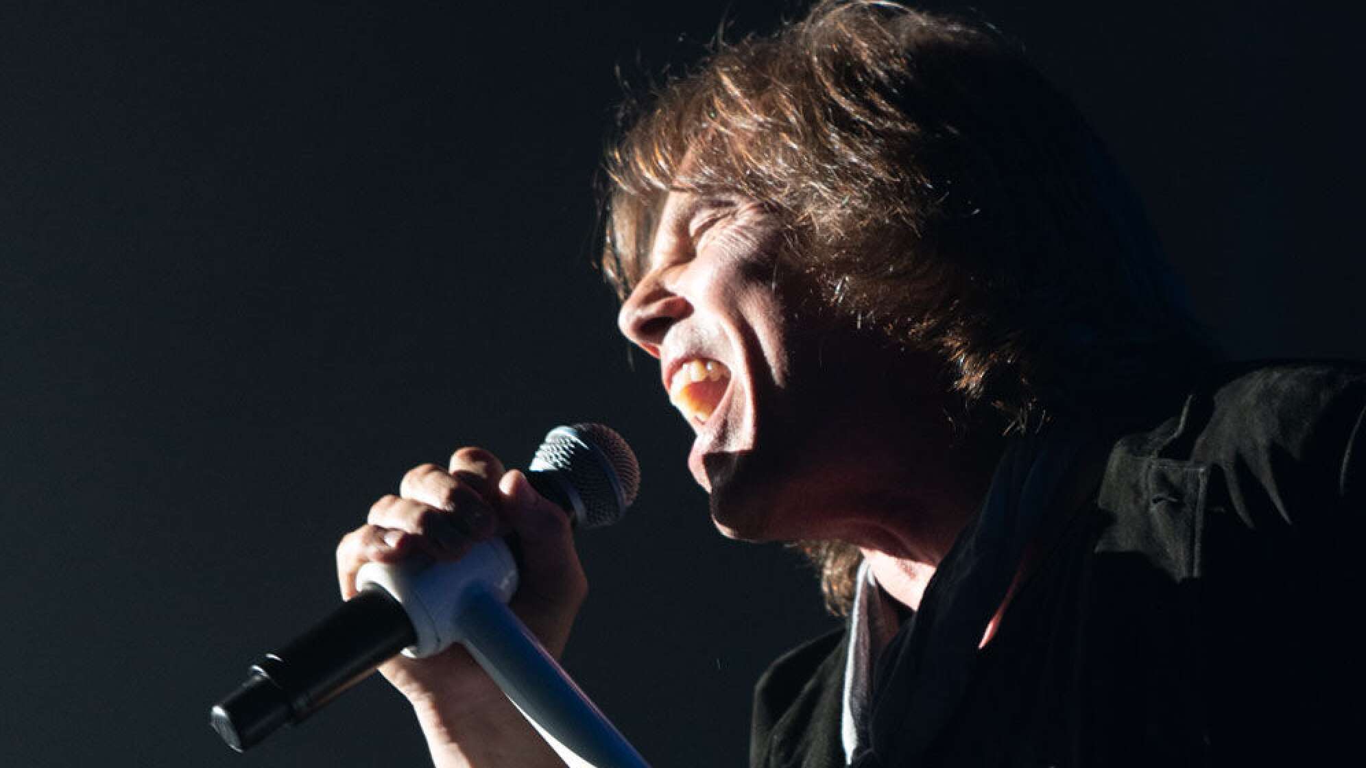 Europe-Frontmann singt in ein Mikro