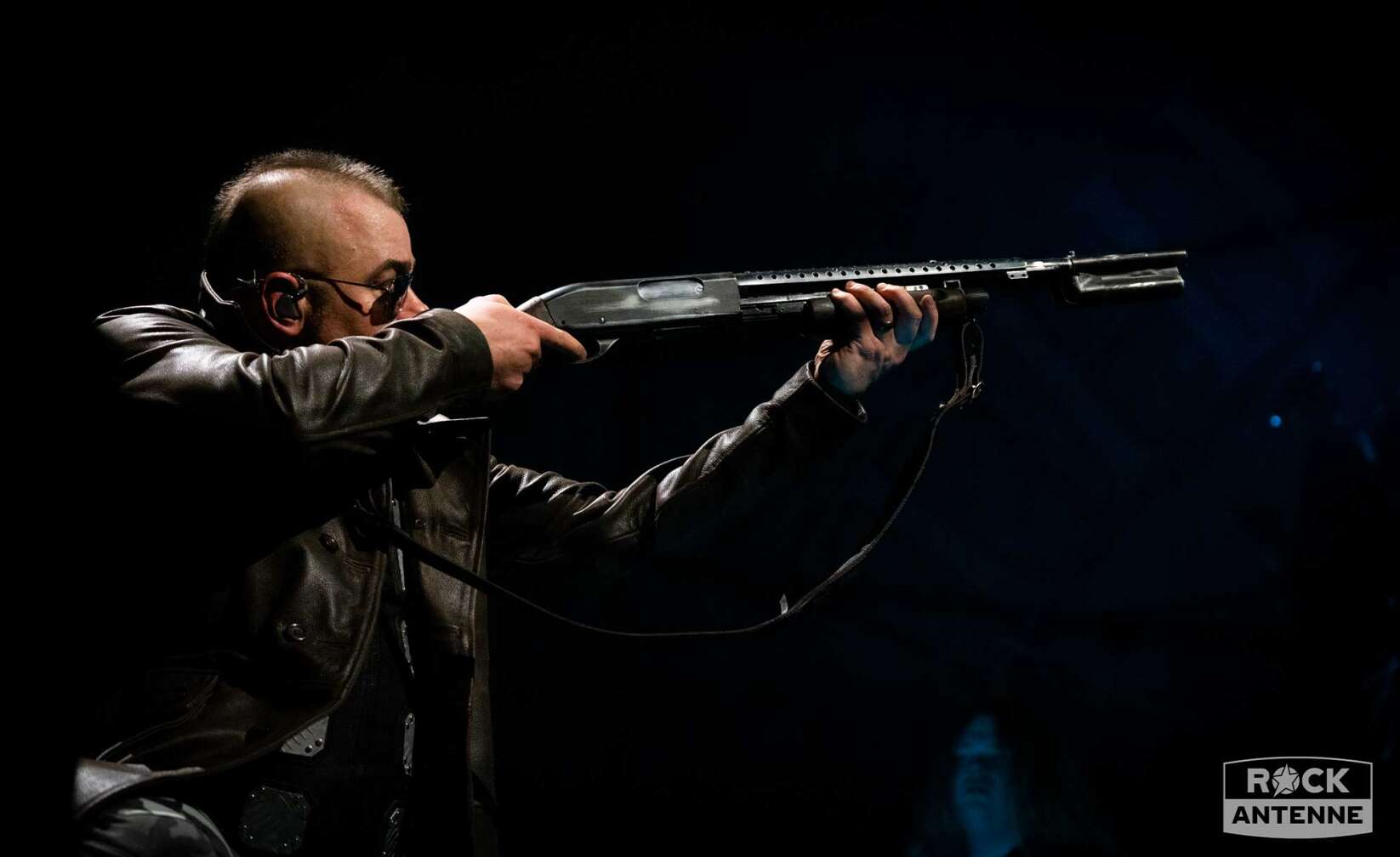 Bild von Sänger Joakim Brodén vom Sabaton-Konzert in München, wie er eine Waffe hält