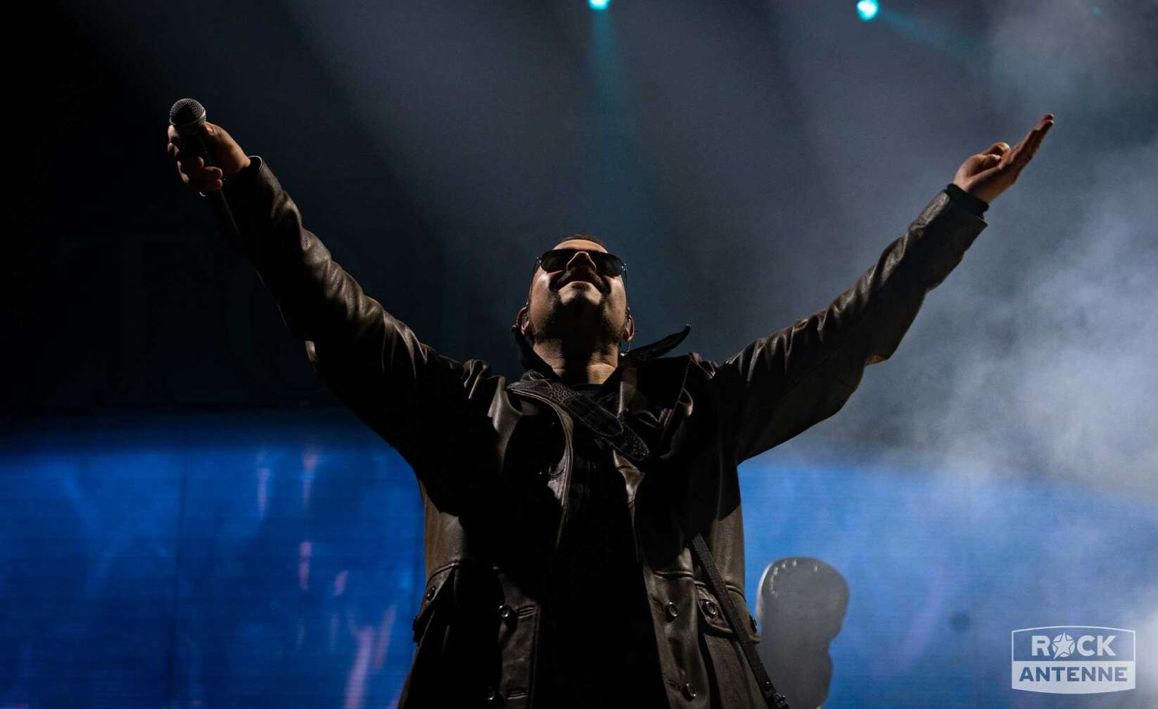 Bild von Sänger Joakim Brodén vom Sabaton-Konzert in München wie er seine Hände ausbreitet