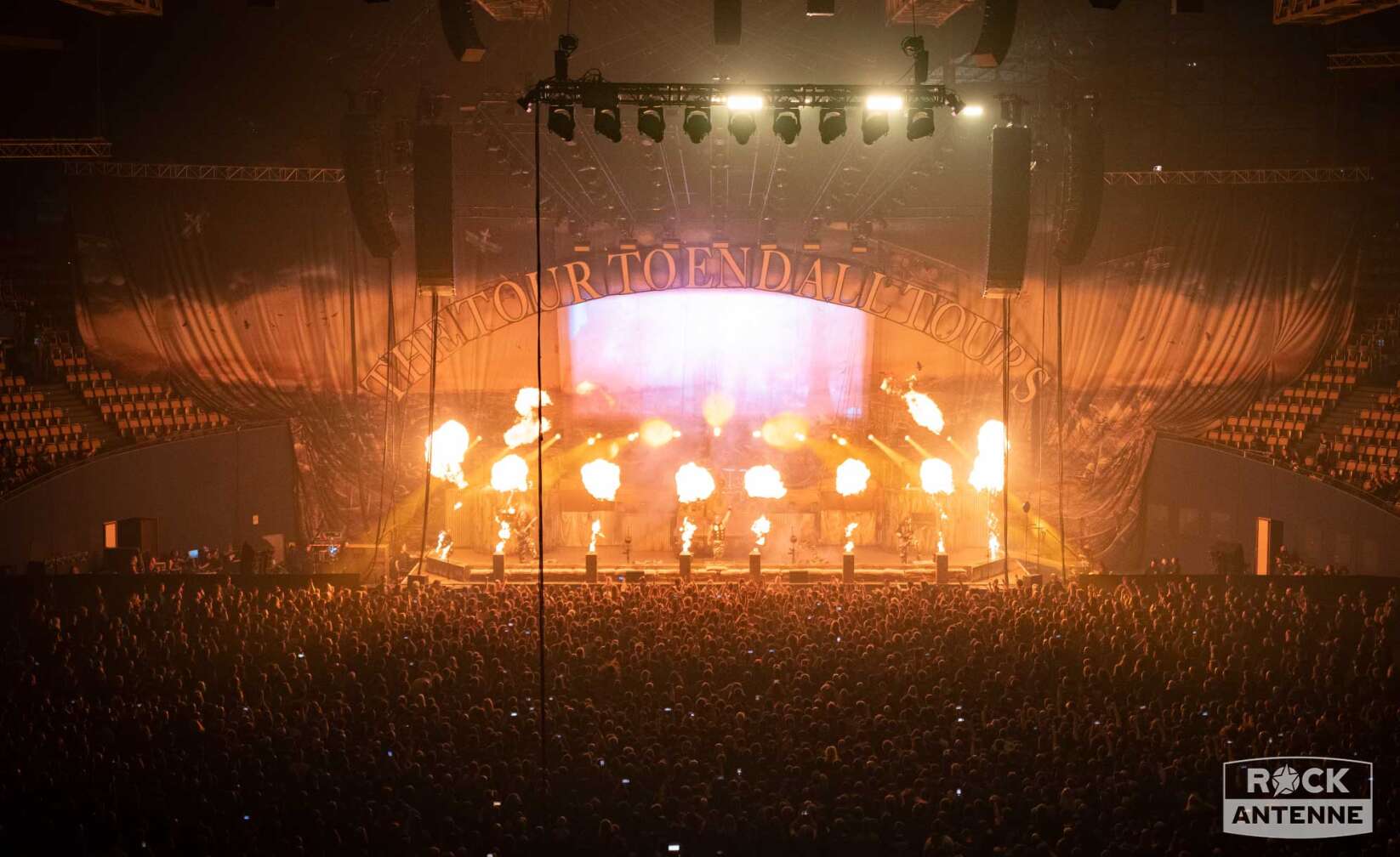 Bild vom Sabaton-Konzert - man sieht auch die ganze Bühne, aber es steigen Feuerbälle in die Luft