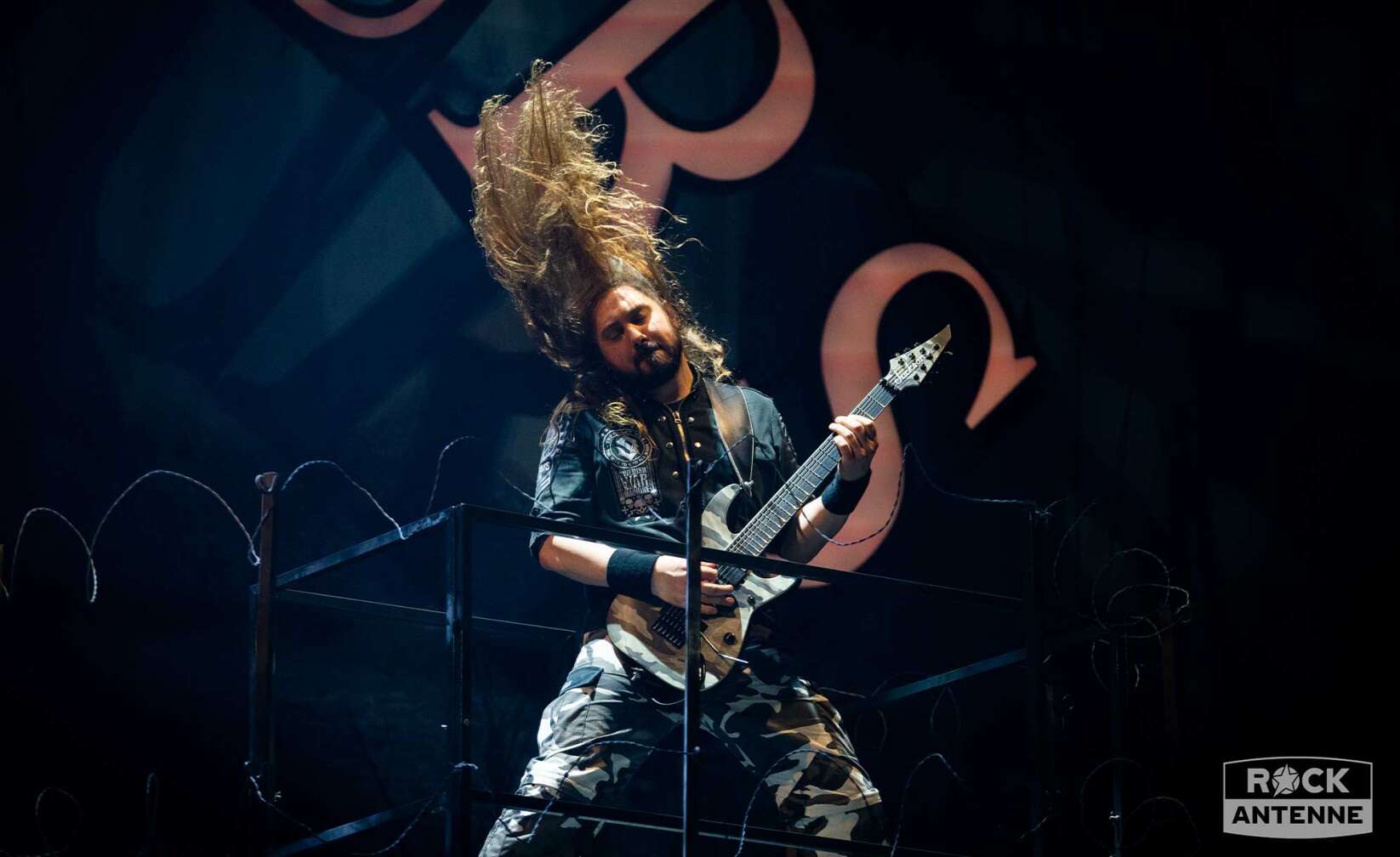 Bild vom Sabaton-Konzert, Chirs Rörland schwingt seine Haare bem Headbangen