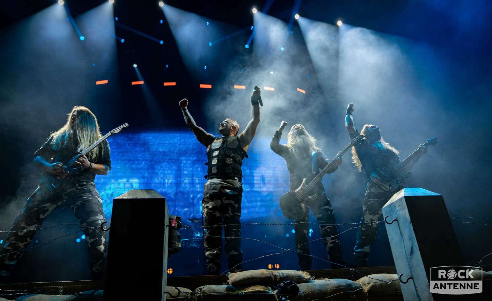 Bild vom Sabaton-Konzert, Alle Bandmitglieder auf der Bühne zusammen