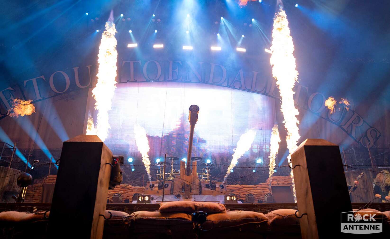 Bild vom Sabaton-Konzert, nur die Bühne mit dem Panzer und Feuersäulen auf beiden Seiten
