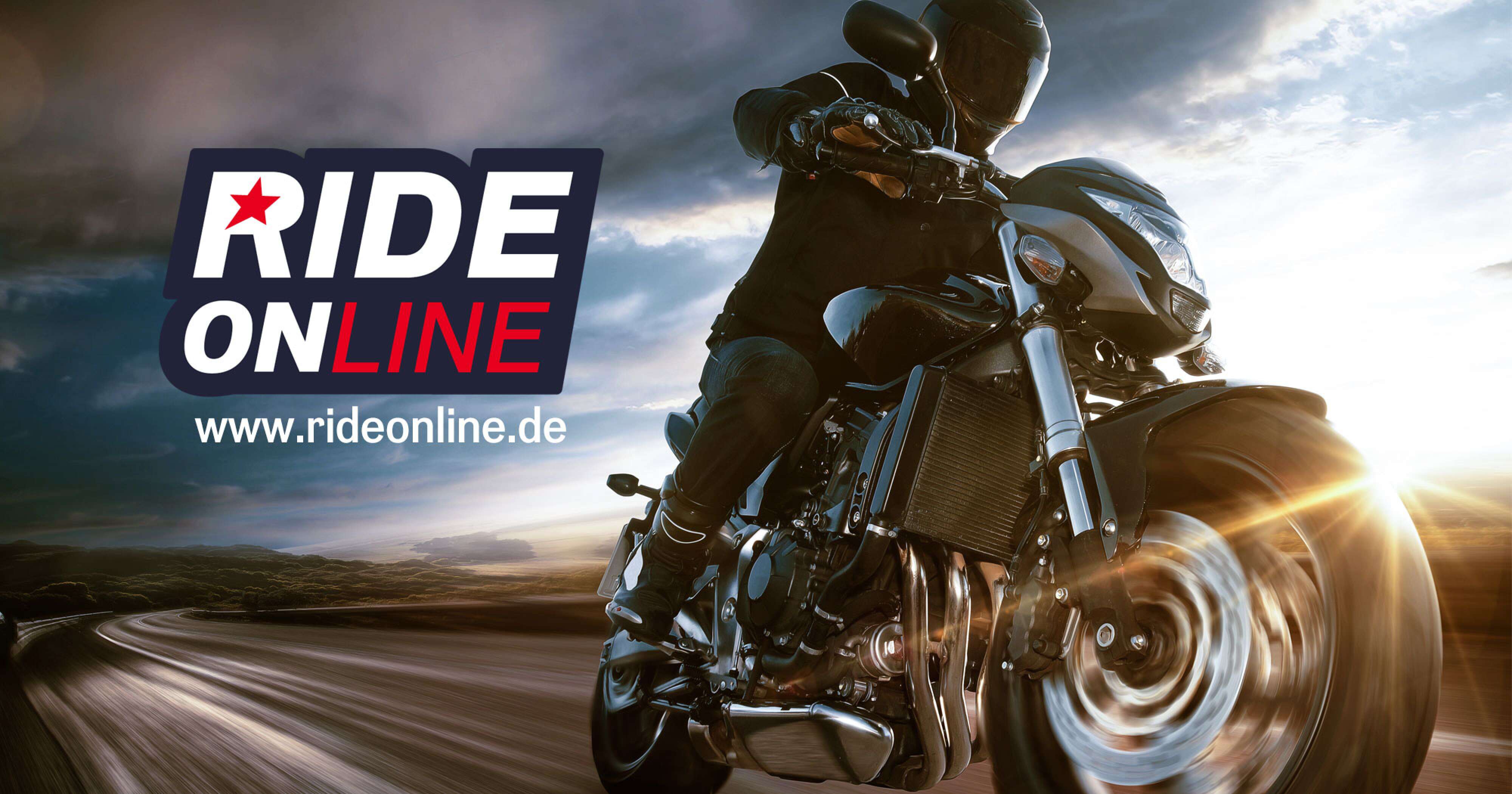 Ein Motorradfahrer auf einer Straße vor dunklen Wolken, mit dem Logo "RIDE ONline" und der Internetadresse www.rideonline.de