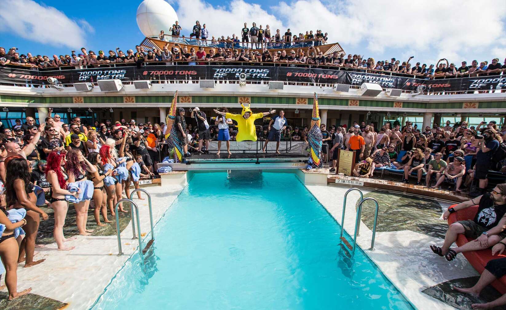 Bilder der 70000 Tons of Metal - ein Pool mit Menschen