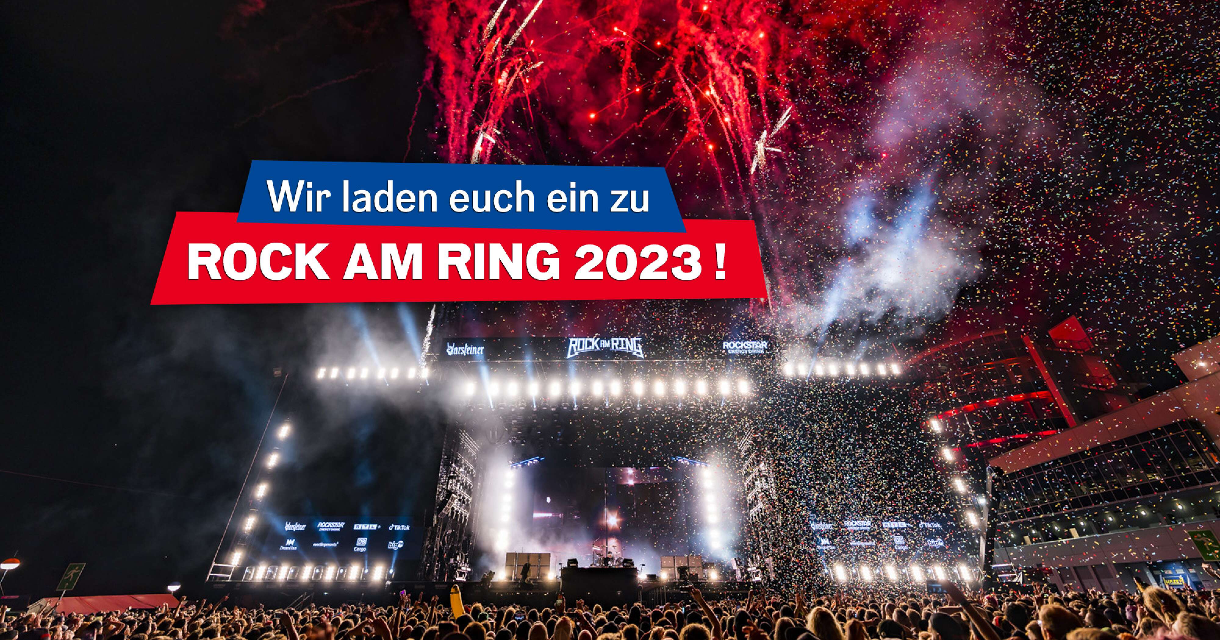 Ein Foto von Rock am Ring 2022 mit Blick auf die Bühne - helle Scheinwerfer und Feuerwerk am Himmel; Darauf der Text "Wir laden euch ein zu Rock am Ring 2023"!