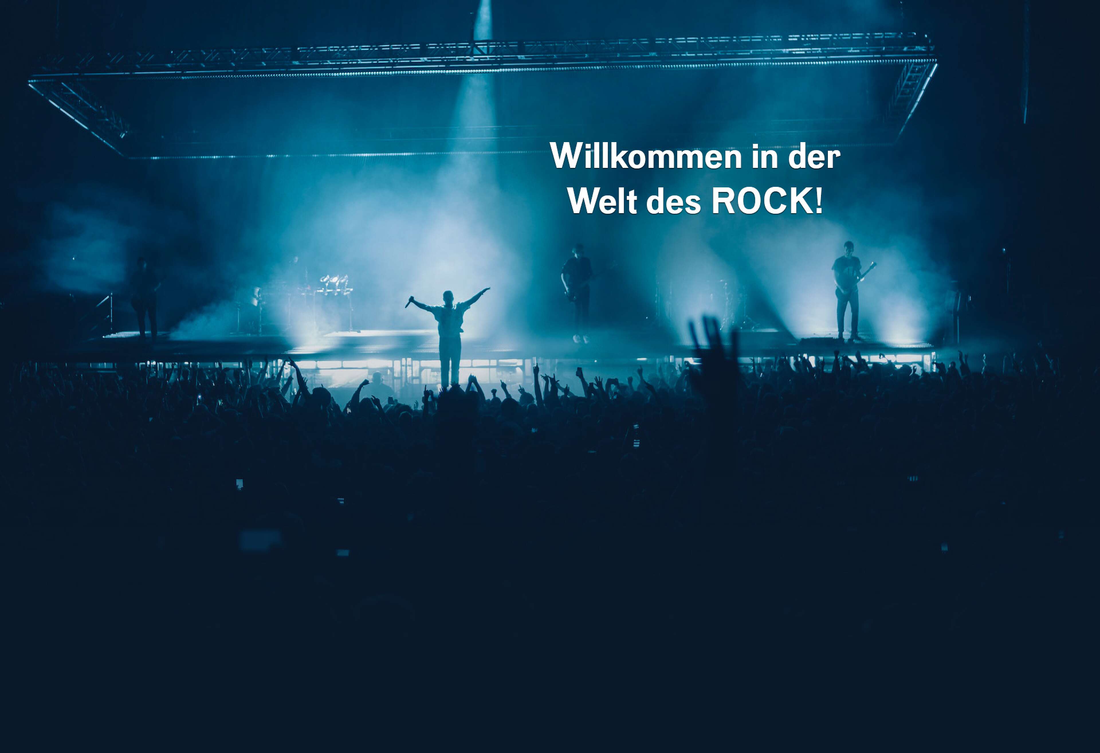 ein Bild von einer Besuchermenge bei einem Konzert, Blick auf die Bühne mit hochgestreckten Händen