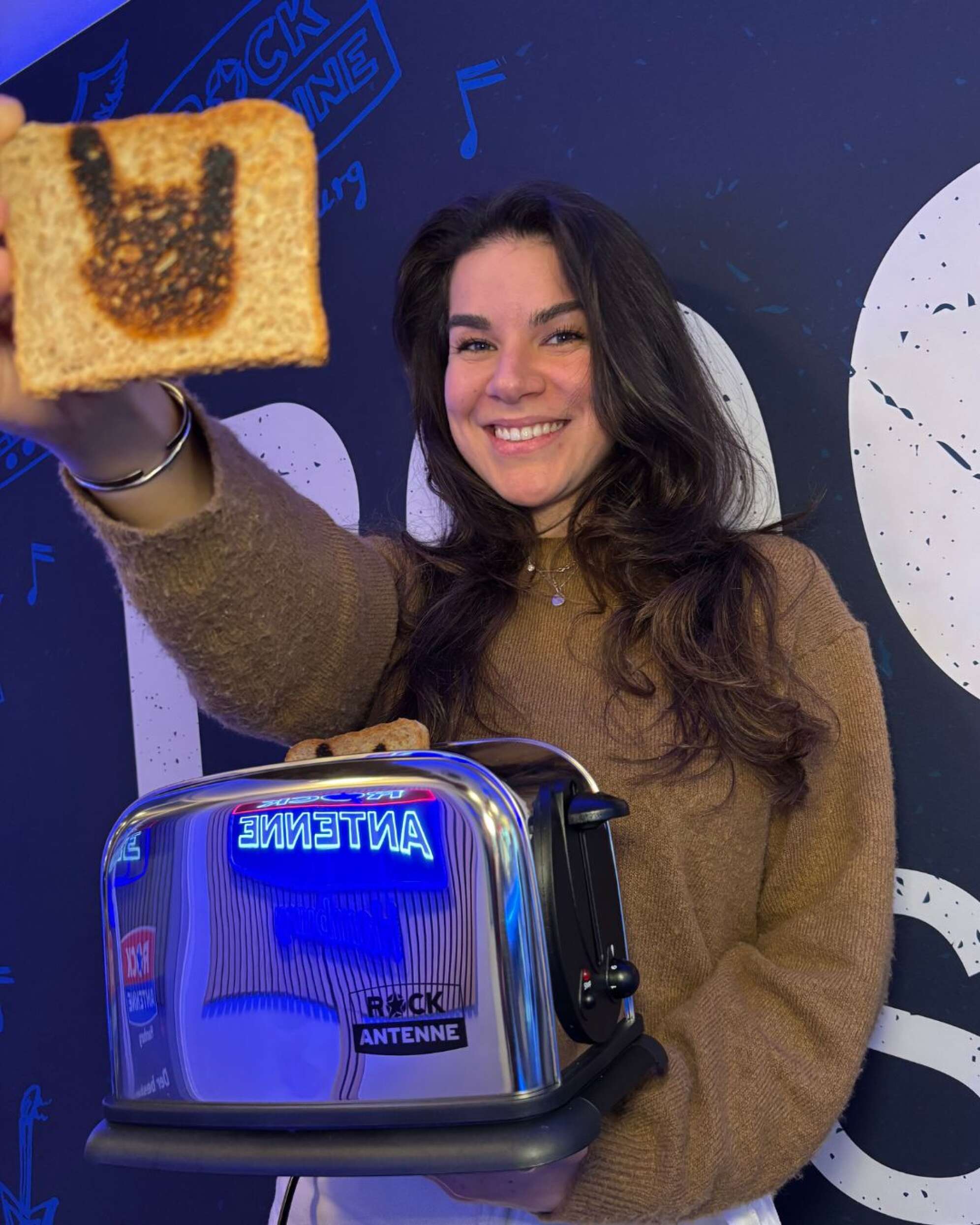 Lilly Roberts mit dem ROCK ANTENNE Hamburg Ticket Toaster