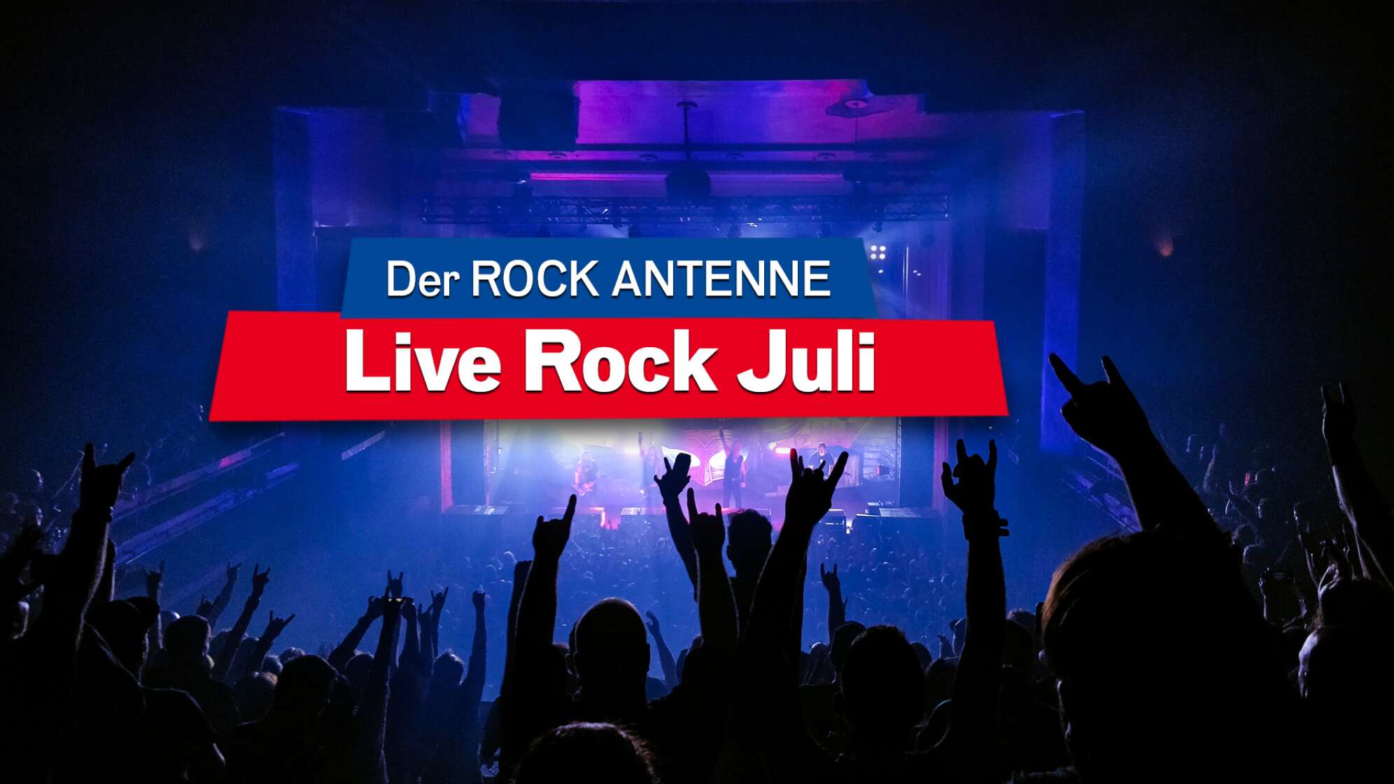 Blick auf die Bühne bei einem Konzert, Aufschrift "Der ROCK ANTENNE Live Rock Juli"