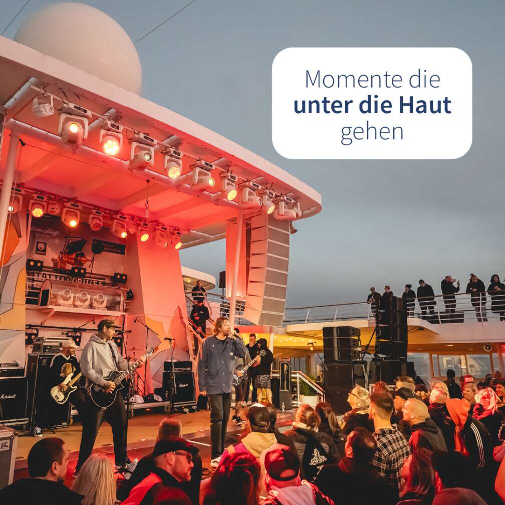 Foto eines Konzerts auf der Pool Deck Stage bei der Wildcat Tattoo Cruise
