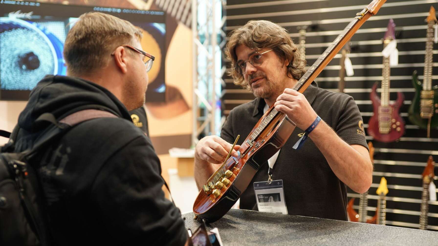 Ein Mann wird bei der Guitar Summit beraten