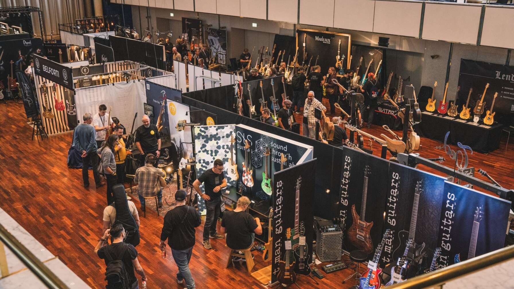 Überblick über die Menschenmassen bei der Guitar Summit