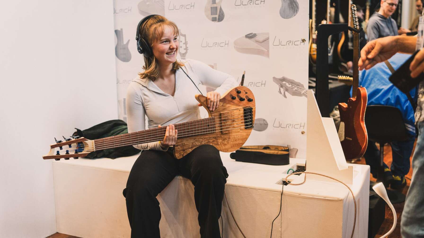 Eine Frau probiert bei der Guitar Summit eine Gitarre aus