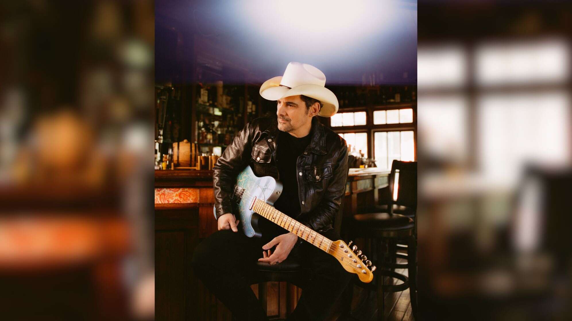 Foto von Brad Paisley an der Gitarre mit weißem Cowboyhut