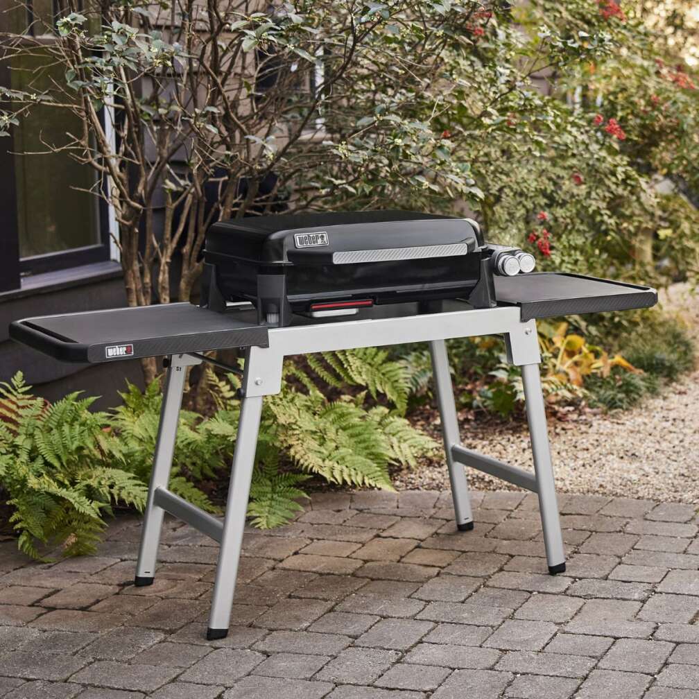 Der Weber® SLATE® GP 56 cm Premium Plancha Grill steht in einem Vorgarten
