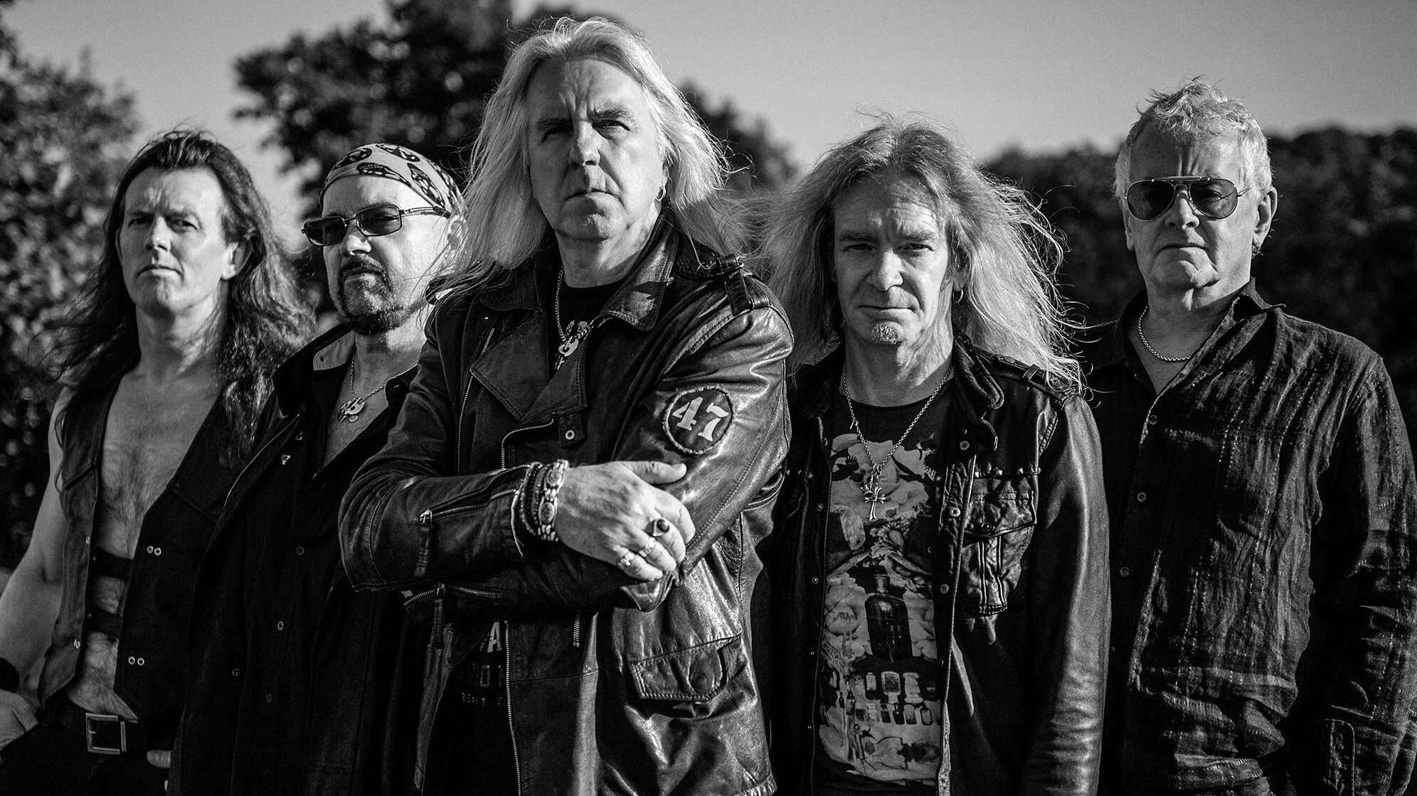 Ein offizielles Bandfoto der britischen Heavy Metal-Band Saxon in schwarz-weiß