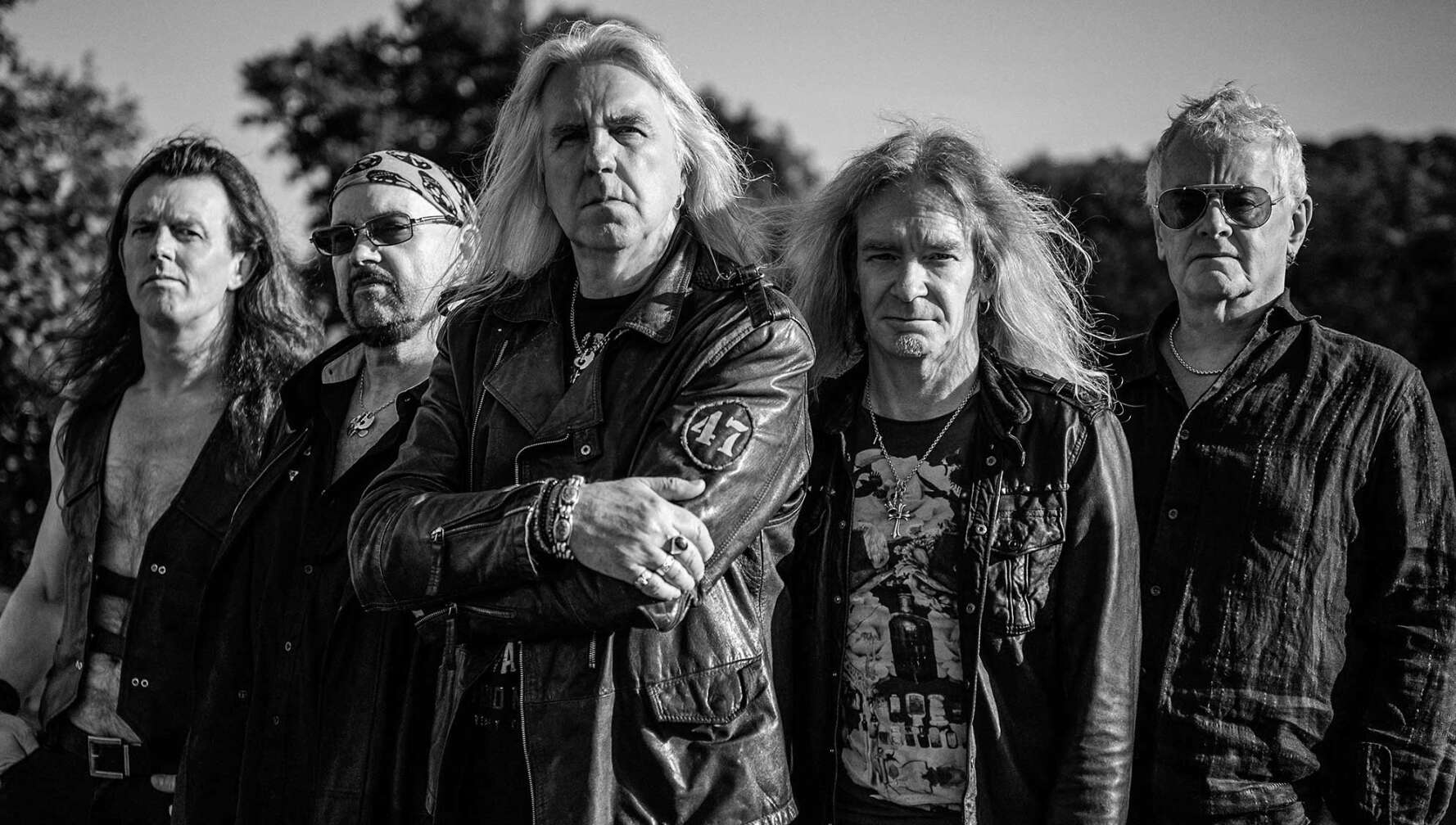 Ein offizielles Bandfoto der britischen Heavy Metal-Band Saxon in schwarz-weiß