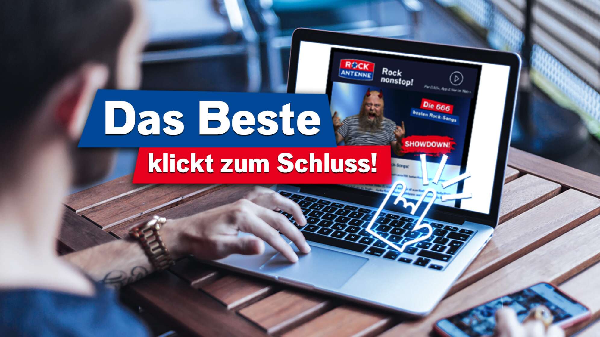 Ein Bild von einem jungen Mann von hinten an einem Laptop sitzend, auf dem Tisch liegt ein Smartphone, Text: "Das Beste klickt zum Schluss!"