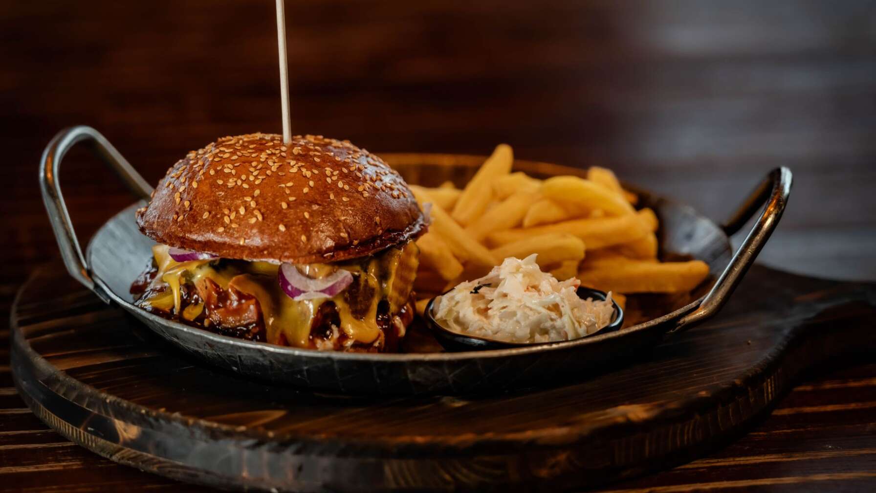 Nahaufnahme eines Gerichts der Timberjacks Restaurant Kette: Brisket Burned Ends Burger mit Pommes