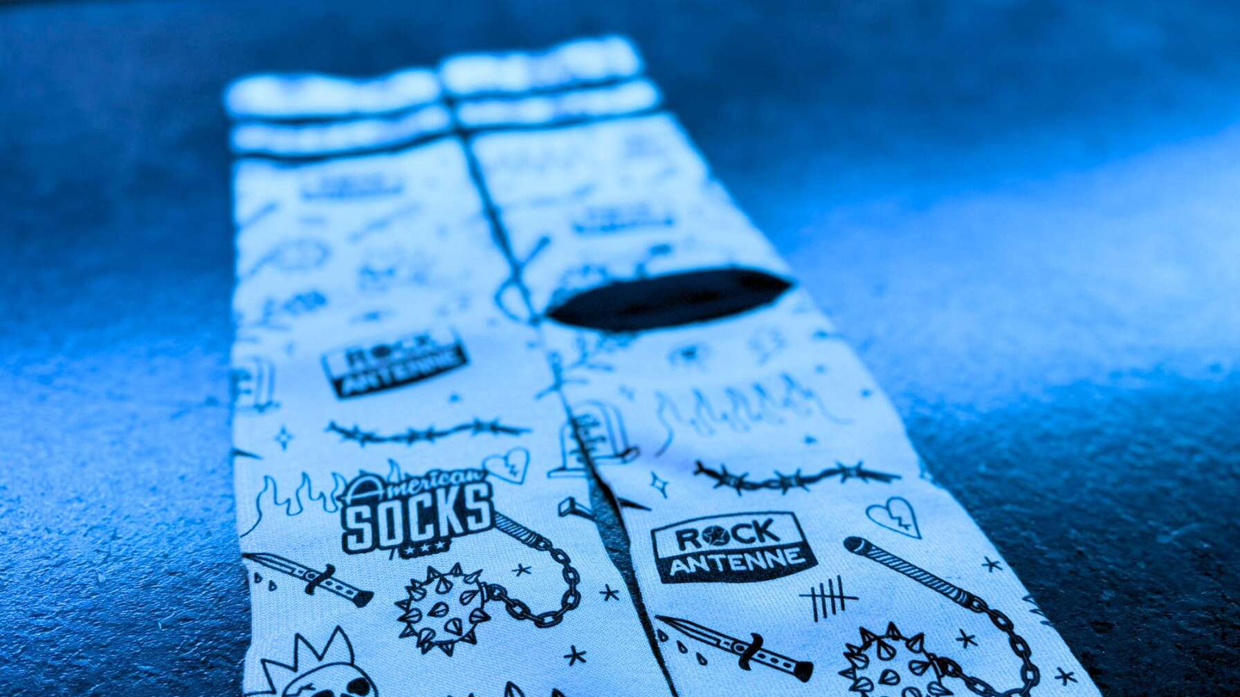 Die American Socks x ROCK ANTENNE Skater Socken Edition in blauem Licht fotografiert