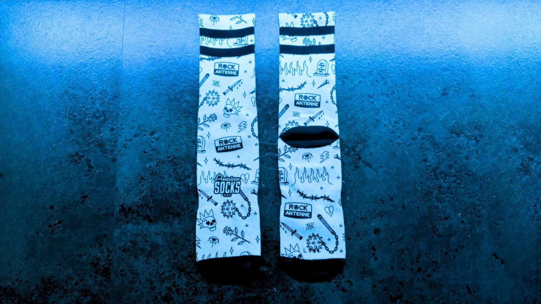 Die American Socks x ROCK ANTENNE Skater Socken Edition in blauem Licht fotografiert