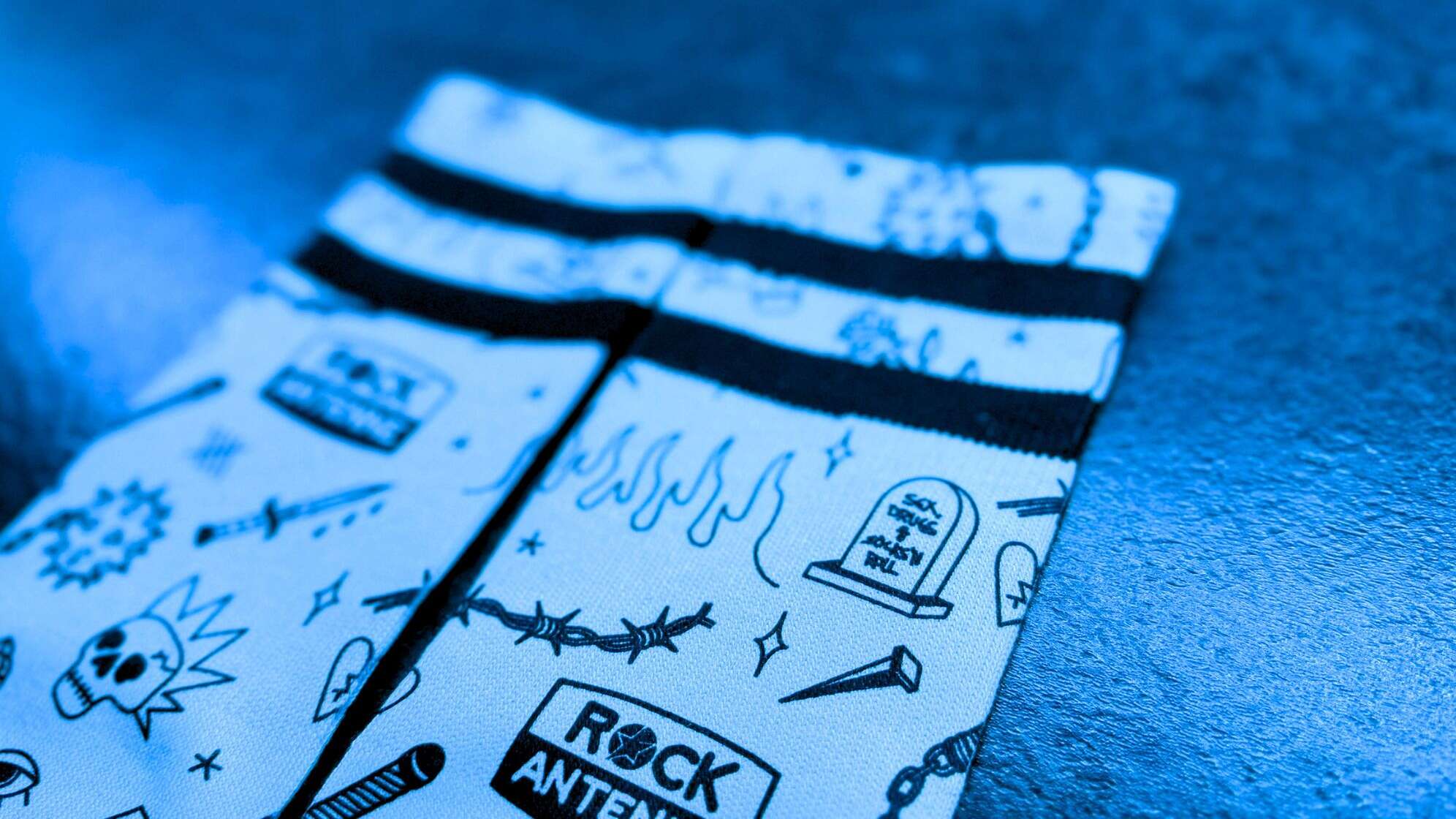 Die American Socks x ROCK ANTENNE Skater Socken Edition in blauem Licht fotografiert