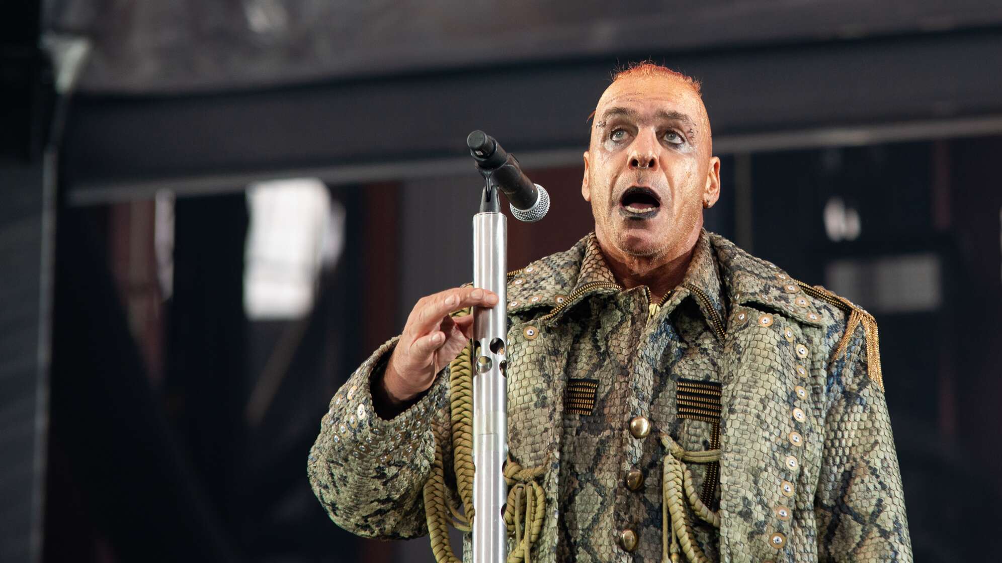 Foto von Till Lindemann beim Konzert am Mikro