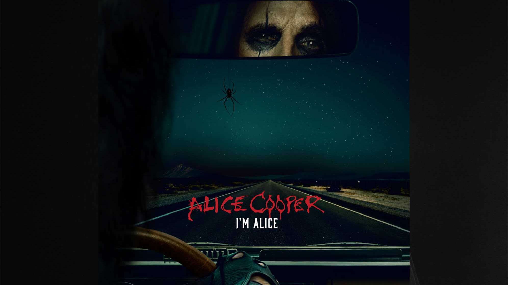 Single Cover vom Song "I'm Alice" von Alice Cooper mit seinen Augen im Rückspiegel und dem Blick aus dem Auto