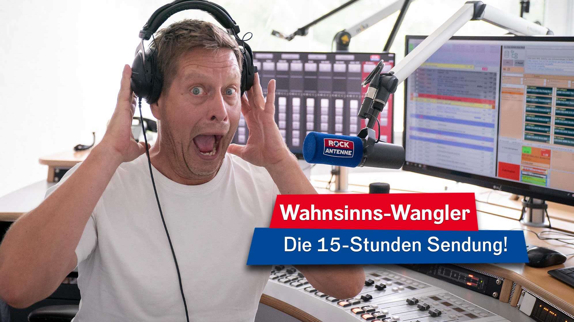 Alex Wangler am Mikrofon und einer Grimasse