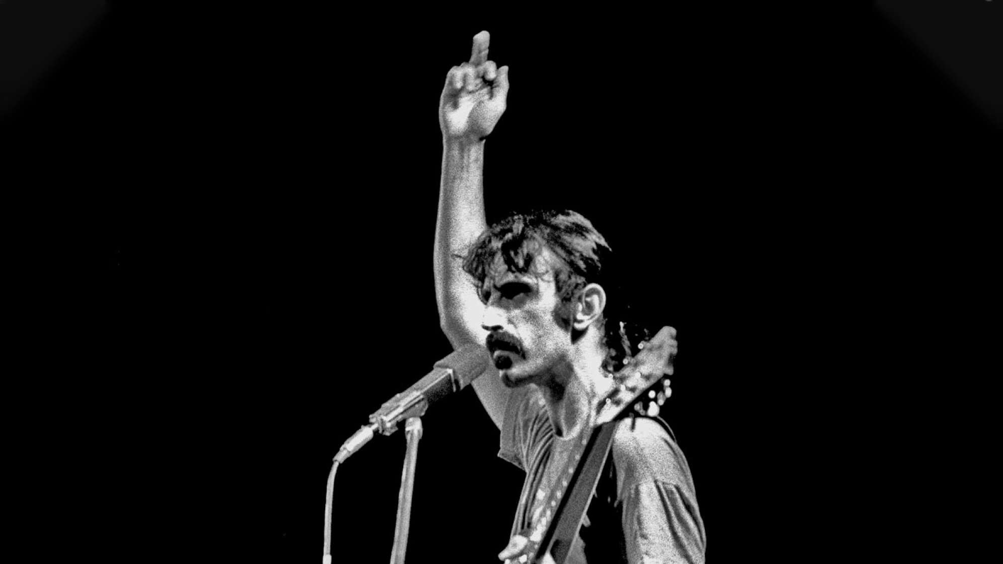 Frank Zappa zeigt den Mittelfinger bei einer LIve-Show