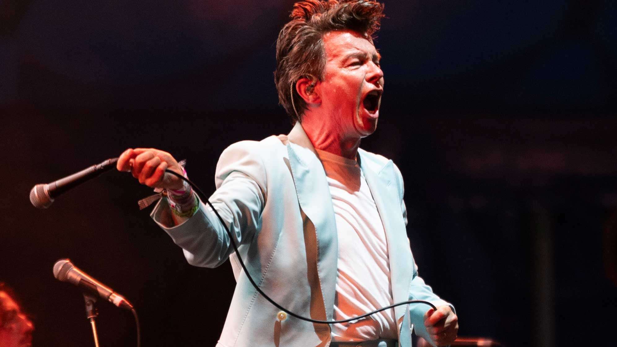 Rick Astley singt auf der Woodsies-Bühne beim Glastonbury Festival in Worthy Farm, Somerset, England.