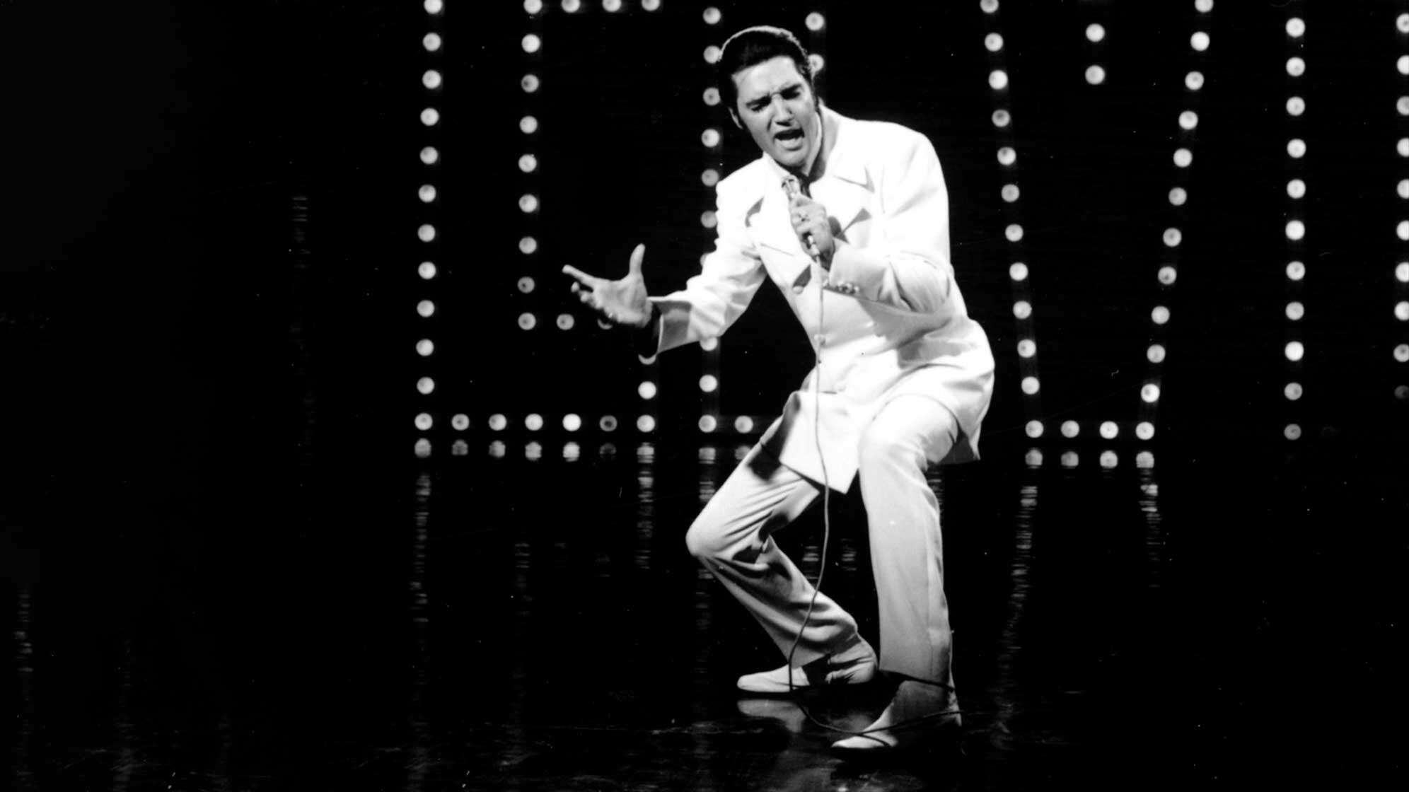 Elvis Presley bei einer einer Live-Performance.