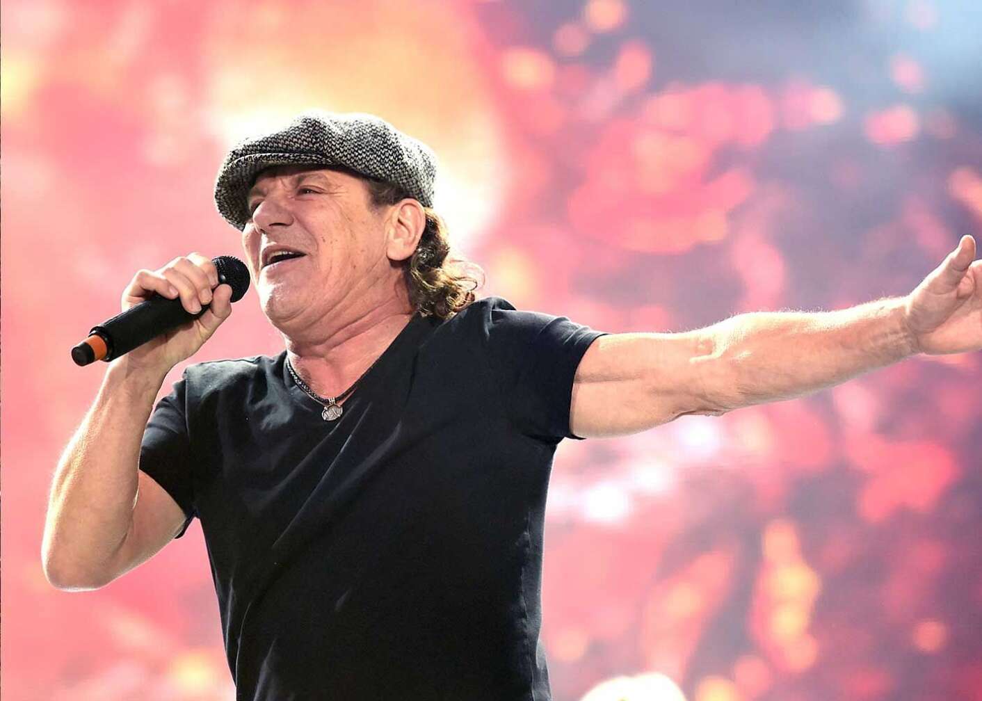 Brian Johnson von AC/DC singt auf der Bühne