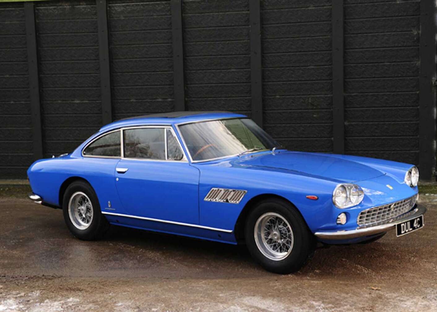 Blauer Ferrari 330GT parkt außen