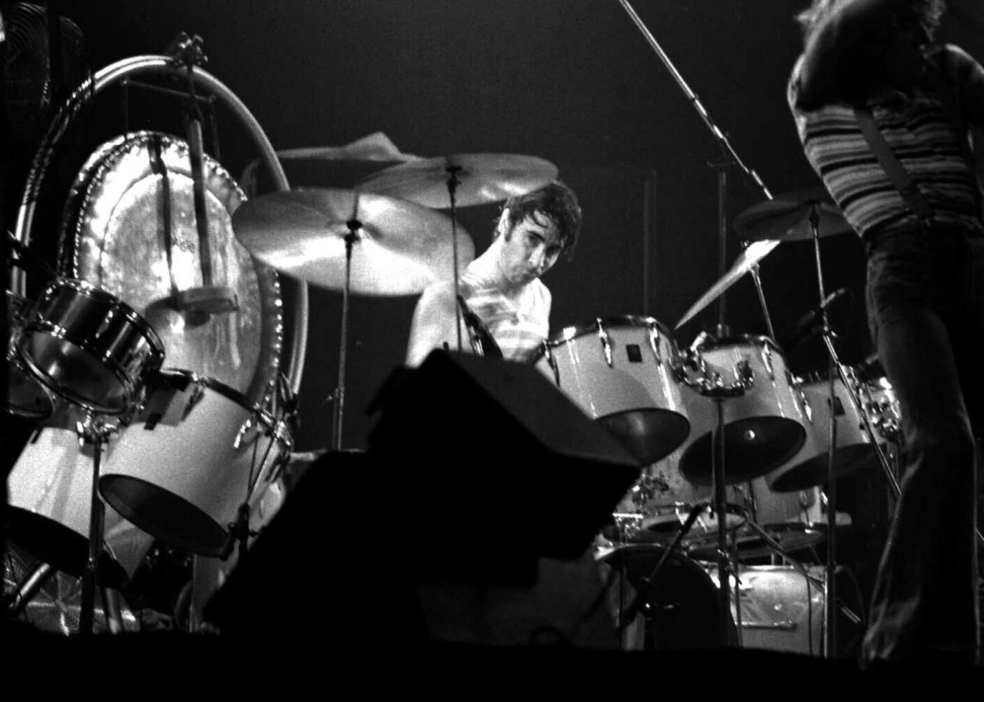 Keith Moon spielt Schlagzeug bei The Who, blickt in Kamera