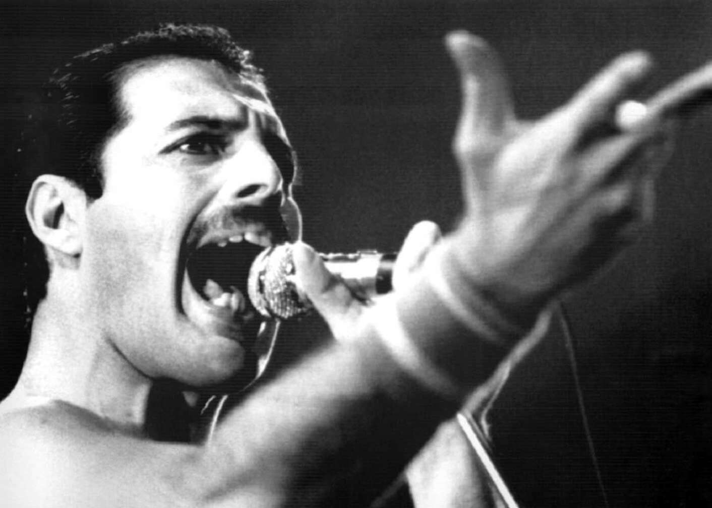 Freddie Mercury singt in Mikrofon