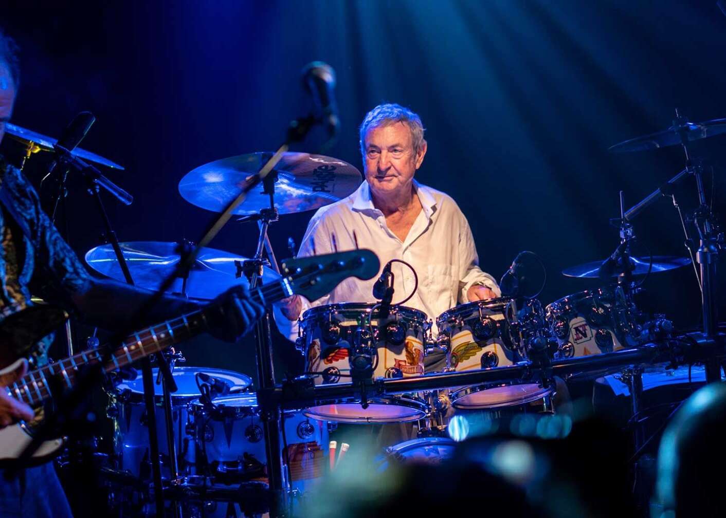Nick Mason sitzend am Schlagzeug von Pink Floyd