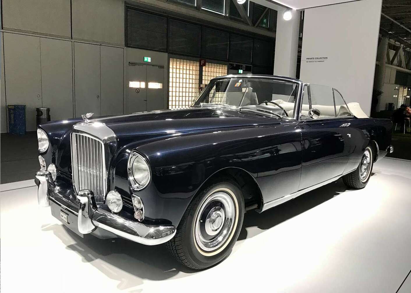 schwarzer Bentley S2 wird im Showroom ausgestellt