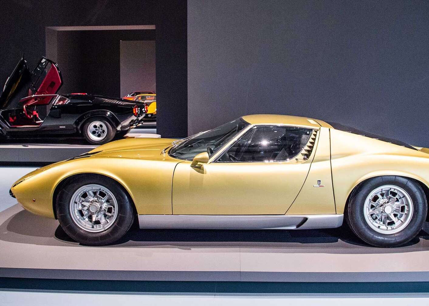 goldener Lamborghini Miura steht im Showroom