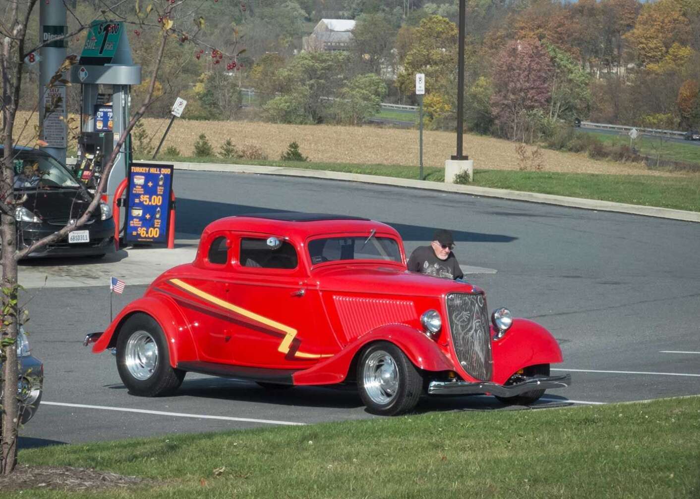 Roter Ford Coupe Hot Rod Oldtimer steht auf Parkplatz