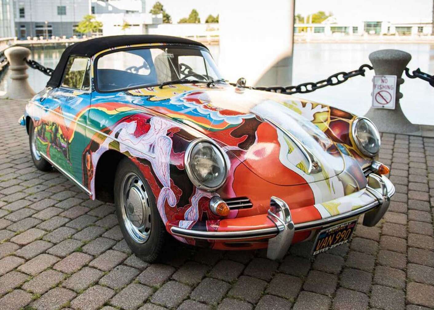 bunt lackierter Porsche 356c parkt an Uferpromenade