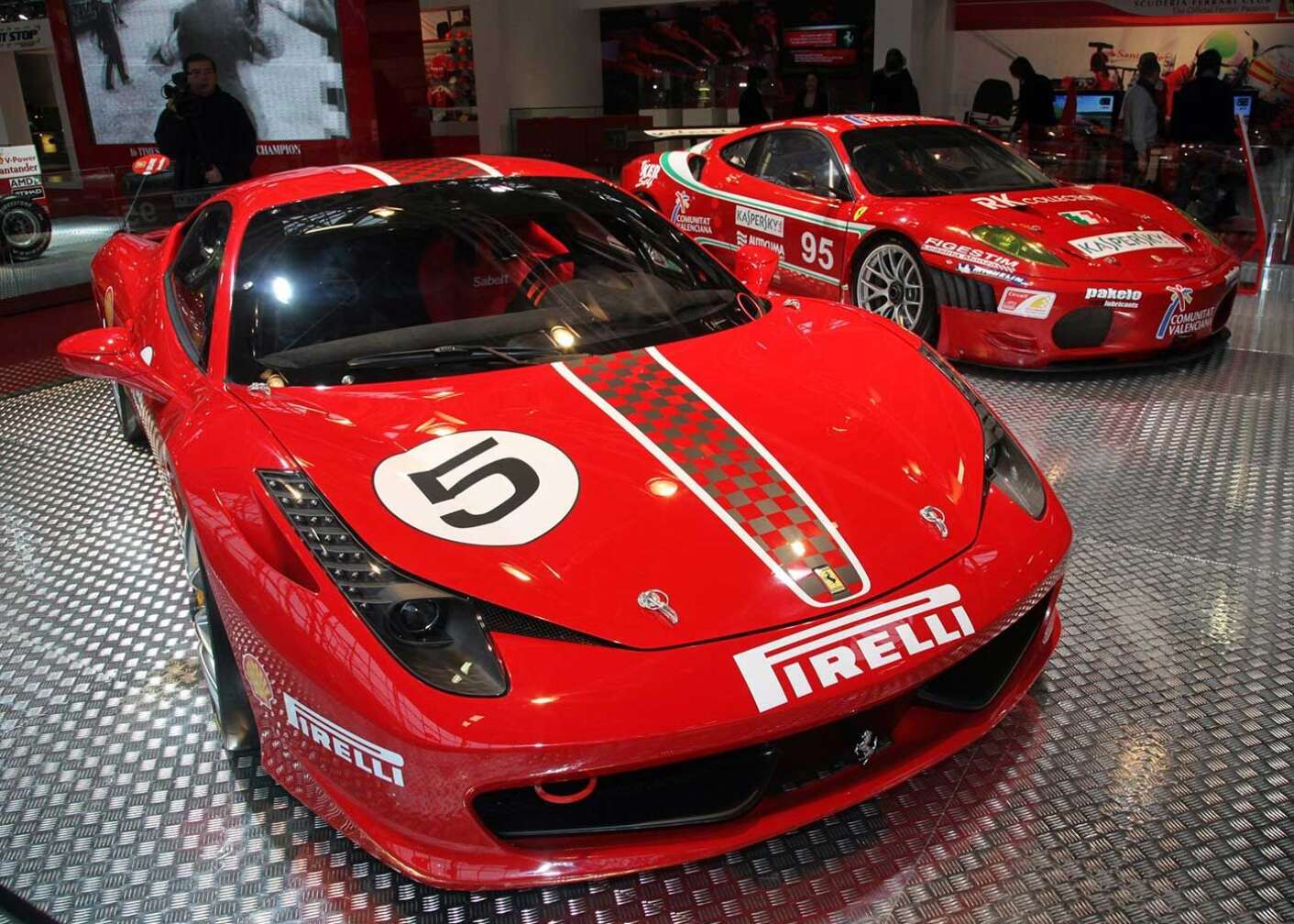 Roter Ferrari 458 wird im Showroom ausgestellt