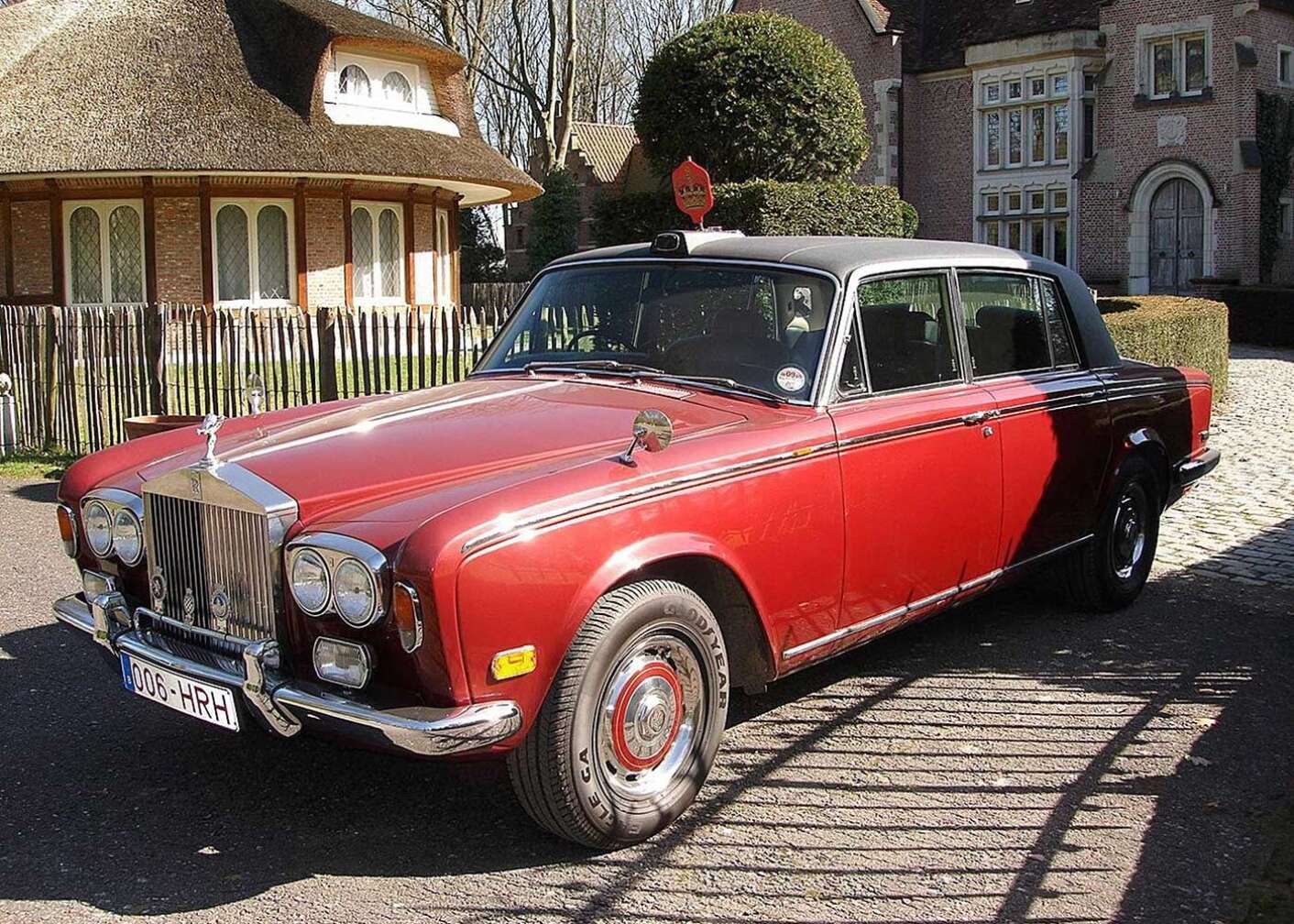 roter Rolls-Royce parkt außen in der Sonne